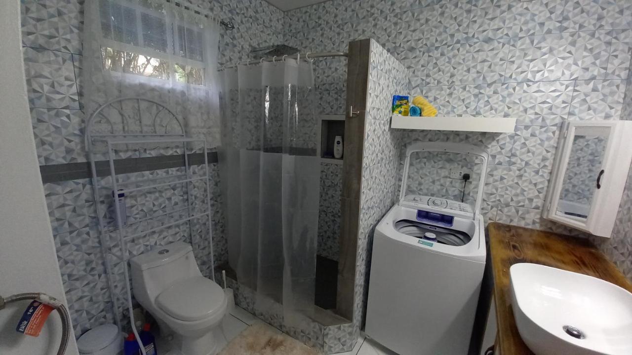 Cozy Vacation Retreat With Free Parking Apartman Roseau Kültér fotó